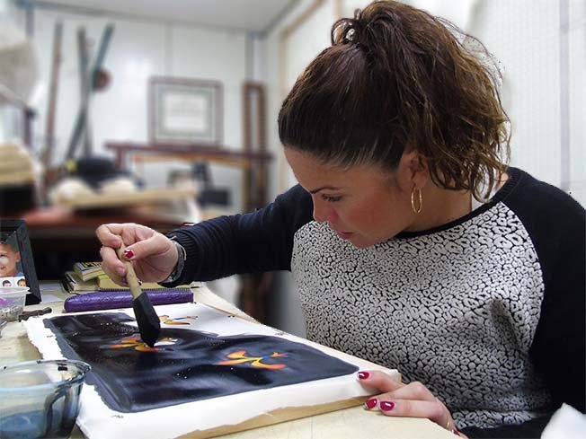 Paula Carbonell pintando abanicos carbonell